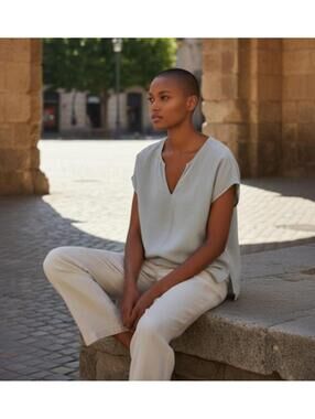 TAHARI Blue 100% Linen Shirt